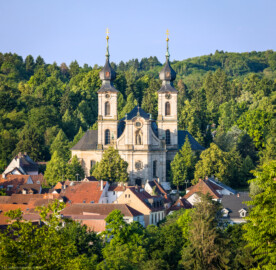 Bruchsal - Peterskirche / St. Peter - Von Außen - Von Nordosten - Blick von der Adolf-Bieringer-Straße nach Südwesten auf die Nordfassade sowie auf Dächer der Oststadt (aufgenommen im Juni 2021, am frühen Vormittag)