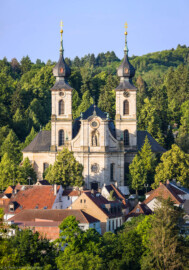 Bruchsal - Peterskirche / St. Peter - Von Außen - Von Nordosten - Blick von der Adolf-Bieringer-Straße nach Südwesten auf die Nordfassade sowie auf Dächer der Oststadt (aufgenommen im Juni 2021, am frühen Vormittag)