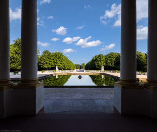 Schloss Bruchsal - Schlossterrasse - Blick vom westlichen Portal auf die Schlossterrasse (aufgenommen im Juni 2021, am frühen Vormittag) Schloss Bruchsal - Schlossterrasse - Blick vom westlichen Portal auf die Schlossterrasse (aufgenommen im Juni 2021, am frühen Vormittag)