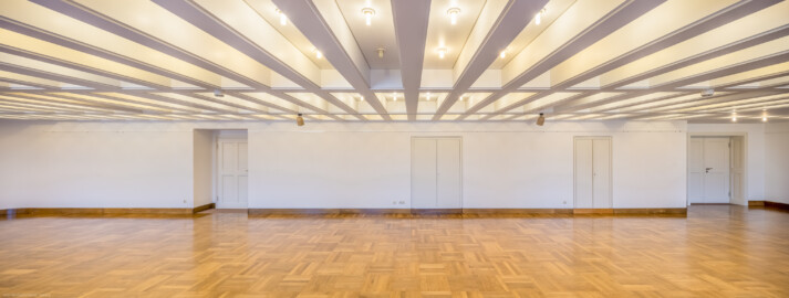 Schloss Bruchsal - Hauptbau / Corps de Logis - Von innen - Zwischengeschoss / 1. Obergeschoss, Südhälfte - Raum "Schönbornsaal" (Größe: 153 m², Reihenbestuhlung: max. 115 Personen) - Blick nach Norden in den Raum, links und rechts die Türen zum Gang (aufgenommen im Juni 2021, am Vormittag) Schloss Bruchsal - Hauptbau / Corps de Logis - Von innen - Zwischengeschoss / 1. Obergeschoss, Südhälfte - Raum "Schönbornsaal" (Größe: 153 m², Reihenbestuhlung: max. 115 Personen) - Blick nach Norden in den Raum, links und rechts die Türen zum Gang (aufgenommen im Juni 2021, am Vormittag)