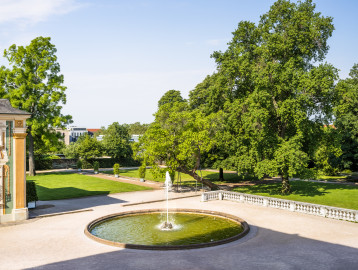 Schloss Bruchsal - Schlossterrasse - Südseite - Von Nordost - Blick vom Huttensaal im ersten Obergeschoss des Hauptbaus auf die südliche Terrasse, links die südliche Orangerie / der Kavaliersbau (aufgenommen im Juni 2021, am Vormittag) Schloss Bruchsal - Schlossterrasse - Südseite - Von Nordost - Blick vom Huttensaal im ersten Obergeschoss des Hauptbaus auf die südliche Terrasse, links die südliche Orangerie / der Kavaliersbau (aufgenommen im Juni 2021, am Vormittag)