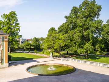Schloss Bruchsal - Schlossterrasse - Südseite - Von Nordost - Blick vom Huttensaal im ersten Obergeschoss des Hauptbaus auf die südliche Terrasse, links die südliche Orangerie / der Kavaliersbau (aufgenommen im Juni 2021, am Vormittag) Schloss Bruchsal - Schlossterrasse - Südseite - Von Nordost - Blick vom Huttensaal im ersten Obergeschoss des Hauptbaus auf die südliche Terrasse, links die südliche Orangerie / der Kavaliersbau (aufgenommen im Juni 2021, am Vormittag)