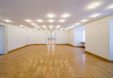 Schloss Bruchsal - Hauptbau / Corps de Logis - Von innen - Zwischengeschoss / 1. Obergeschoss, Südhälfte - Raum "Huttensaal" (Größe: 63 m², Reihenbestuhlung: max. 40 Personen) - Blick nach Osten in den Raum, links die Tür zum Styrumsaal, in der Mitte die Tür zum Schönbornsaal (aufgenommen im Juni 2021, am späten Vormittag) Schloss Bruchsal - Hauptbau / Corps de Logis - Von innen - Zwischengeschoss / 1. Obergeschoss, Südhälfte - Raum "Huttensaal" (Größe: 63 m², Reihenbestuhlung: max. 40 Personen) - Blick nach Osten in den Raum, links die Tür zum Styrumsaal, in der Mitte die Tür zum Schönbornsaal (aufgenommen im Juni 2021, am späten Vormittag)