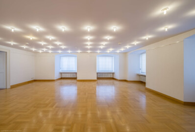 Schloss Bruchsal - Hauptbau / Corps de Logis - Von innen - Zwischengeschoss / 1. Obergeschoss, Südhälfte - Raum "Huttensaal" (Größe: 63 m², Reihenbestuhlung: max. 40 Personen) - Blick nach Süden in den Raum, links die Tür zum Schönbornsaal (aufgenommen im Juni 2021, am späten Vormittag) Schloss Bruchsal - Hauptbau / Corps de Logis - Von innen - Zwischengeschoss / 1. Obergeschoss, Südhälfte - Raum "Huttensaal" (Größe: 63 m², Reihenbestuhlung: max. 40 Personen) - Blick nach Süden in den Raum, links die Tür zum Schönbornsaal (aufgenommen im Juni 2021, am späten Vormittag)