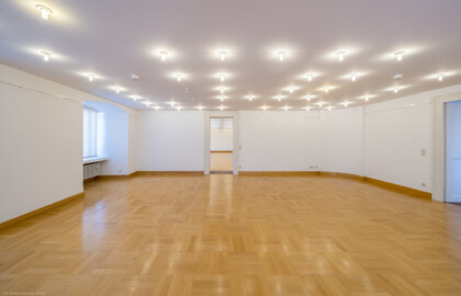 Schloss Bruchsal - Hauptbau / Corps de Logis - Von innen - Zwischengeschoss / 1. Obergeschoss, Südhälfte - Raum "Huttensaal" (Größe: 63 m², Reihenbestuhlung: max. 40 Personen) - Blick nach Norden in den Raum, in der Mitte die Tür zum Styrumsaal, rechts die Tür zum Schönbornsaal (aufgenommen im Juni 2021, am späten Vormittag) Schloss Bruchsal - Hauptbau / Corps de Logis - Von innen - Zwischengeschoss / 1. Obergeschoss, Südhälfte - Raum "Huttensaal" (Größe: 63 m², Reihenbestuhlung: max. 40 Personen) - Blick nach Norden in den Raum, in der Mitte die Tür zum Styrumsaal, rechts die Tür zum Schönbornsaal (aufgenommen im Juni 2021, am späten Vormittag)