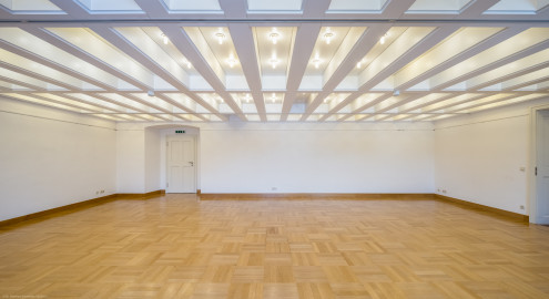 Schloss Bruchsal - Hauptbau / Corps de Logis - Von innen - Zwischengeschoss / 1. Obergeschoss, Südhälfte - Raum "Styrumsaal" (Größe: 72 m², Reihenbestuhlung: max. 60 Personen) - Blick nach Osten in den Raum, links hinten die Tür zum Gang, rechts die Tür zum Huttensaal (aufgenommen im Juni 2021, am späten Vormittag) Schloss Bruchsal - Hauptbau / Corps de Logis - Von innen - Zwischengeschoss / 1. Obergeschoss, Südhälfte - Raum "Styrumsaal" (Größe: 72 m², Reihenbestuhlung: max. 60 Personen) - Blick nach Osten in den Raum, links hinten die Tür zum Gang, rechts die Tür zum Huttensaal (aufgenommen im Juni 2021, am späten Vormittag)