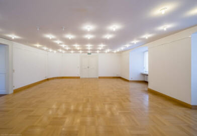 Schloss Bruchsal - Hauptbau / Corps de Logis - Von innen - Zwischengeschoss / 1. Obergeschoss, Südhälfte - Raum "Huttensaal" (Größe: 63 m², Reihenbestuhlung: max. 40 Personen) - Blick nach Osten in den Raum, links die Tür zum Styrumsaal, in der Mitte die Tür zum Schönbornsaal (aufgenommen im Juni 2021, am späten Vormittag) Schloss Bruchsal - Hauptbau / Corps de Logis - Von innen - Zwischengeschoss / 1. Obergeschoss, Südhälfte - Raum "Huttensaal" (Größe: 63 m², Reihenbestuhlung: max. 40 Personen) - Blick nach Osten in den Raum, links die Tür zum Styrumsaal, in der Mitte die Tür zum Schönbornsaal (aufgenommen im Juni 2021, am späten Vormittag)