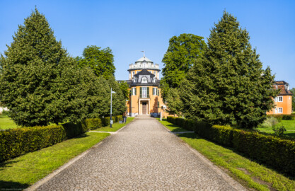 Waghäusel - Eremitage - Von Außen - Von Osten - Blick von der östlichen Friedrich-Hecker-Allee auf den Zentralbau, rechts der nordöstliche Kavalierspavillon (der "Gardebau") (aufgenommen im Juli 2021, am Vormittag)