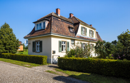 Waghäusel - Eremitage - Von Außen - Von Süden - Blick auf das Wohnhaus am Eingang der Anlage (nördlich des Pförtnerhauses,  an der östlichen Friedrich-Hecker-Allee) (aufgenommen im Juli 2021, am Vormittag)