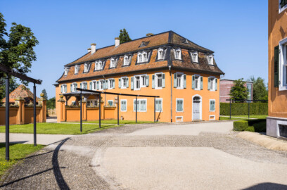 Waghäusel - Eremitage - Von Außen - Von Osten - Blick auf den südwestlichen Kavalierspavillon (den "Fremdenbau") in der Mitte und rechts auf den Hauptbau (aufgenommen im Juli 2021, am späten Vormittag)