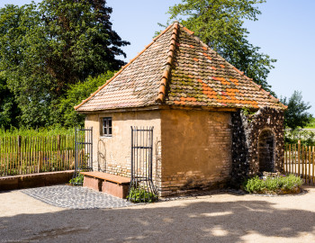 Waghäusel - Eremitage - Von Außen - Von Nordost - Blick auf das Jagdhäuschen südlich neben dem Fremdenbau, rechts eine kleine angebaute Mariengrotte (eine sog. Lourdesgrotte, wohl Ende des 19. Jahrhunderts von Bewohnern der Kavaliershäuser gebaut) (aufgenommen im Juli 2021, am späten Vormittag) Waghäusel - Eremitage - Von Außen - Von Nordost - Blick auf das Jagdhäuschen südlich neben dem Fremdenbau, rechts eine kleine angebaute Mariengrotte (eine sog. Lourdesgrotte, wohl Ende des 19. Jahrhunderts von Bewohnern der Kavaliershäuser gebaut) (aufgenommen im Juli 2021, am späten Vormittag)