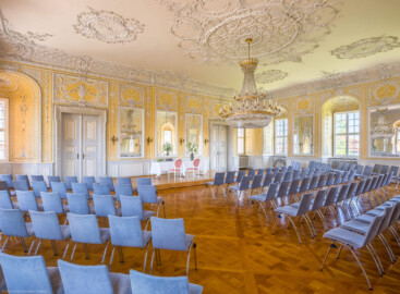 Schloss Bruchsal - Kammerflügel / Amtsgericht - Kammermusiksaal - Von Südost - Blick in den Raum, ausgestattet für standesamtliche Trauungen mit einem Tisch für das Brautpaar und den Standesbeamten (Saal ursprünglich gestaltet von Joachim Günther; heute genutzt für Trauungen und die Bruchsaler Schlosskonzerte) (aufgenommen im Juli 2021, am späten Vormittag)