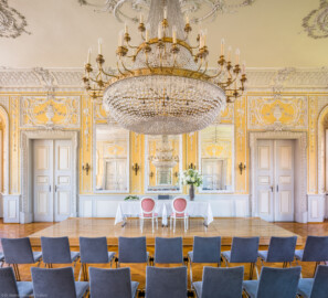 Schloss Bruchsal - Kammerflügel / Amtsgericht - Kammermusiksaal - Von Osten - Blick in den Raum, ausgestattet für standesamtliche Trauungen mit einem Tisch für das Brautpaar und den Standesbeamten (Saal ursprünglich gestaltet von Joachim Günther; heute genutzt für Trauungen und die Bruchsaler Schlosskonzerte) (aufgenommen im Juli 2021, am späten Vormittag)