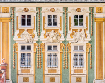Schloss Bruchsal - Südliche Orangerie / Kavaliersbau - Von Außen - Von Norden - Blick vom Gartenbalkon auf die Nordfassade der Orangerie mit drei Allegorien bzw. Figuren (in der Mitte "Diogenes" (antiker griechischer Philosoph, mit Laterne und Fass), links und rechts zwei antike Philosophen) (Fassade der Orangerie ursprünglich gemalt von Giovanni Francesco Marchini, zwischen 1732 und 1737, restauriert von Josef Mariano Kitschker, zwischen 1900 und 1910, erneut restauriert von Klaus Siller (Fassadenmalerei) und Walter Maschke (Allegorien), 1976) (aufgenommen im Juli 2021, am frühen Nachmittag) Schloss Bruchsal - Südliche Orangerie / Kavaliersbau - Von Außen - Von Norden - Blick vom Gartenbalkon auf die Nordfassade der Orangerie mit drei Allegorien bzw. Figuren (in der Mitte "Diogenes" (antiker griechischer Philosoph, mit Laterne und Fass), links und rechts zwei antike Philosophen) (Fassade der Orangerie ursprünglich gemalt von Giovanni Francesco Marchini, zwischen 1732 und 1737, restauriert von Josef Mariano Kitschker, zwischen 1900 und 1910, erneut restauriert von Klaus Siller (Fassadenmalerei) und Walter Maschke (Allegorien), 1976) (aufgenommen im Juli 2021, am frühen Nachmittag)