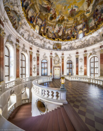 Schloss Bruchsal - Hauptbau / Corps de Logis - Beletage - Kuppelsaal - Von Nordosten - Blick vom nordöstlichen Fenster des Marmorsaals in den Kuppelsaal und auf die Haupttreppe (aufgenommen im Juli 2021, am Nachmittag)