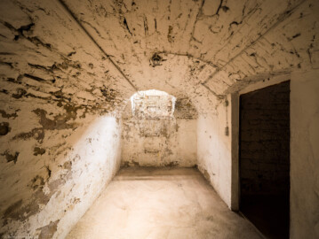 Schloss Bruchsal - Finsterer Gang / Verbindungsgang - Von Innen - Von Westen - Blick nach Osten in einen kleinen gewölbten Kellerraum (aufgenommen im Juli 2021, am späten Vormittag) Schloss Bruchsal - Finsterer Gang / Verbindungsgang - Von Innen - Von Westen - Blick nach Osten in einen kleinen gewölbten Kellerraum (aufgenommen im Juli 2021, am späten Vormittag)