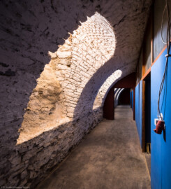 Schloss Bruchsal - Seminar / Pagerie - Von innen - Von Westen - Blick nach Osten auf das Fundament und das Tonnengewölbe im Keller des Seminars / der Pagerie (aufgenommen im Juli 2021, um die Mittagszeit) Schloss Bruchsal - Seminar / Pagerie - Von innen - Von Westen - Blick nach Osten auf das Fundament und das Tonnengewölbe im Keller des Seminars / der Pagerie (aufgenommen im Juli 2021, um die Mittagszeit)