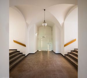 Schloss Bruchsal - Kirchturm - Von Innen - Von Westen - Blick nach Osten in das Erdgeschoss / die Eingangshalle des Kirchturms; in der Mitte der Haupteingang zum Turm, links geht es zum Finsteren Gang / Verbindungsgang, rechts zum ehemaligen Seminarbau (aufgenommen im Juli 2021, um die Mittagszeit) Schloss Bruchsal - Kirchturm - Von Innen - Von Westen - Blick nach Osten in das Erdgeschoss / die Eingangshalle des Kirchturms; in der Mitte der Haupteingang zum Turm, links geht es zum Finsteren Gang / Verbindungsgang, rechts zum ehemaligen Seminarbau (aufgenommen im Juli 2021, um die Mittagszeit)