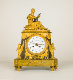 Städtisches Museum Bruchsal - Schloss Bruchsal - Hauptbau / Corps de Logis - Uhrensammlung - Pendule / Kaminuhr mit orientalischer Dame mit Mandoline (Uhrmacher: Franz Anton Könner, Hofuhrmacher ab 1785; Anzeige von Uhrzeit und Monatstag; Höhe: 44 cm, Bronze, feuervergoldet; Zifferblatt signiert mit: F. Könner - horloger de la Cour - à Bruchsal; Uhrwerk signiert: mit F. Könner a Bruchsal) (aufgenommen im Juli 2021, am Nachmittag)