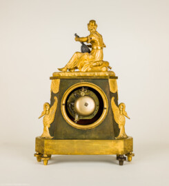 Städtisches Museum Bruchsal - Schloss Bruchsal - Hauptbau / Corps de Logis - Uhrensammlung - Pendule / Kaminuhr mit orientalischer Dame mit Mandoline (Uhrmacher: Franz Anton Könner, Hofuhrmacher ab 1785; Anzeige von Uhrzeit und Monatstag; Höhe: 44 cm, Bronze, feuervergoldet; Zifferblatt signiert mit: F. Könner - horloger de la Cour - à Bruchsal; Uhrwerk signiert: mit F. Könner a Bruchsal) (aufgenommen im Juli 2021, am Nachmittag) Städtisches Museum Bruchsal - Schloss Bruchsal - Hauptbau / Corps de Logis - Uhrensammlung - Pendule / Kaminuhr mit orientalischer Dame mit Mandoline (Uhrmacher: Franz Anton Könner, Hofuhrmacher ab 1785; Anzeige von Uhrzeit und Monatstag; Höhe: 44 cm, Bronze, feuervergoldet; Zifferblatt signiert mit: F. Könner - horloger de la Cour - à Bruchsal; Uhrwerk signiert: mit F. Könner a Bruchsal) (aufgenommen im Juli 2021, am Nachmittag)