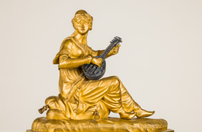Städtisches Museum Bruchsal - Schloss Bruchsal - Hauptbau / Corps de Logis - Uhrensammlung - Figur der Pendule / Kaminuhr mit orientalischer Dame mit Mandoline (Uhrmacher: Franz Anton Könner, Hofuhrmacher ab 1785; Anzeige von Uhrzeit und Monatstag; Höhe: 44 cm, Bronze, feuervergoldet; Zifferblatt signiert mit: F. Könner - horloger de la Cour - à Bruchsal; Uhrwerk signiert: mit F. Könner a Bruchsal) (aufgenommen im Juli 2021, am Nachmittag)