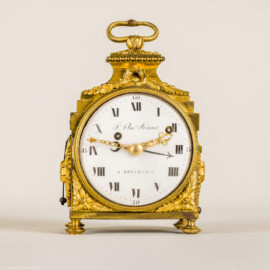 Städtisches Museum Bruchsal - Schloss Bruchsal - Hauptbau / Corps de Logis - Uhrensammlung - Offiziers- und Reiseuhr, um 1780 (Uhrmacher: Franz Anton Könner; Bronzegehäuse, feuervergoldet, mit 4/4-Glockenschlag, Repetition und zusätzlichem Wecker; Signatur: "F. Ant. Könner A Bruchsall") (aufgenommen im August 2021, am frühen Nachmittag)