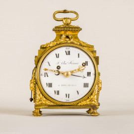 Städtisches Museum Bruchsal - Schloss Bruchsal - Hauptbau / Corps de Logis - Uhrensammlung - Offiziers- und Reiseuhr, um 1780 (Uhrmacher: Franz Anton Könner; Bronzegehäuse, feuervergoldet, mit 4/4-Glockenschlag, Repetition und zusätzlichem Wecker; Signatur: "F. Ant. Könner A Bruchsall") (aufgenommen im August 2021, am frühen Nachmittag) Städtisches Museum Bruchsal - Schloss Bruchsal - Hauptbau / Corps de Logis - Uhrensammlung - Offiziers- und Reiseuhr, um 1780 (Uhrmacher: Franz Anton Könner; Bronzegehäuse, feuervergoldet, mit 4/4-Glockenschlag, Repetition und zusätzlichem Wecker; Signatur: "F. Ant. Könner A Bruchsall") (aufgenommen im August 2021, am frühen Nachmittag)