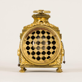 Städtisches Museum Bruchsal - Schloss Bruchsal - Hauptbau / Corps de Logis - Uhrensammlung - Rückseite der Offiziers- und Reiseuhr, um 1780 (Uhrmacher: Franz Anton Könner; Bronzegehäuse, feuervergoldet, mit 4/4-Glockenschlag, Repetition und zusätzlichem Wecker; Signatur: "F. Ant. Könner A Bruchsall") (aufgenommen im August 2021, am frühen Nachmittag)