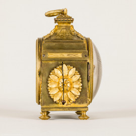 Städtisches Museum Bruchsal - Schloss Bruchsal - Hauptbau / Corps de Logis - Uhrensammlung - Seitenansicht der Offiziers- und Reiseuhr, um 1780 (Uhrmacher: Franz Anton Könner; Bronzegehäuse, feuervergoldet, mit 4/4-Glockenschlag, Repetition und zusätzlichem Wecker; Signatur: "F. Ant. Könner A Bruchsall") (aufgenommen im August 2021, am frühen Nachmittag) Städtisches Museum Bruchsal - Schloss Bruchsal - Hauptbau / Corps de Logis - Uhrensammlung - Seitenansicht der Offiziers- und Reiseuhr, um 1780 (Uhrmacher: Franz Anton Könner; Bronzegehäuse, feuervergoldet, mit 4/4-Glockenschlag, Repetition und zusätzlichem Wecker; Signatur: "F. Ant. Könner A Bruchsall") (aufgenommen im August 2021, am frühen Nachmittag)