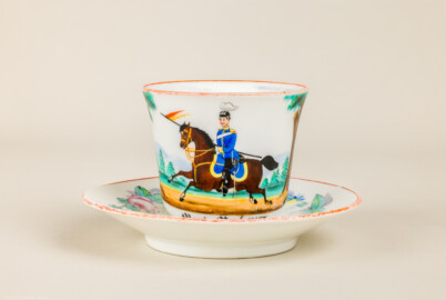 Städtisches Museum Bruchsal - Schloss Bruchsal - Hauptbau / Corps de Logis - Nördlicher Raum, Bereich Gelbe Dragoner - Reservistentasse des ehemaligen Dragoners Martin Machauer (Tasse diente der Erinnerung an den "Dienst für das Vaterland"; Widmung auf der Tassenwand: "Zum Andenken / m. lieben Schwest. Bertha" / Mart. Machauer"; Inschrift am Tassenboden: "beim 2. Bad. Drag. Regt. No 21. 3. Esk. in Bruchsal 1895/98"; Inv. 2005.8) (aufgenommen im August 2021, am Nachmittag) Städtisches Museum Bruchsal - Schloss Bruchsal - Hauptbau / Corps de Logis - Nördlicher Raum, Bereich Gelbe Dragoner - Reservistentasse des ehemaligen Dragoners Martin Machauer (Tasse diente der Erinnerung an den "Dienst für das Vaterland"; Widmung auf der Tassenwand: "Zum Andenken / m. lieben Schwest. Bertha" / Mart. Machauer"; Inschrift am Tassenboden: "beim 2. Bad. Drag. Regt. No 21. 3. Esk. in Bruchsal 1895/98"; Inv. 2005.8) (aufgenommen im August 2021, am Nachmittag)