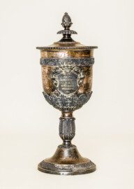 Städtisches Museum Bruchsal - Schloss Bruchsal - Hauptbau / Corps de Logis - Bereich Badische Geschichte - Abgeordneten-Pokal aus Bruchsal von 1831; mit Widmung "Seinem edlen Abgeordneten das dankbare Bruchsal 1831" sowie mit Wappen der Stadt Bruchsal; vermutlich Zusammenhang mit Carl Joseph Anton Mittermaier und Johann Baptist Bekk, beide im Jahr 1831 Abgeordnete in der Zweiten Badischen Kammer (Höhe: ca. 30 cm; Material Silber (812,5), Nickel- und Kupferanteil; innen vergoldet; Applikationen kalt gelötet) (aufgenommen im August 2021, am Nachmittag)