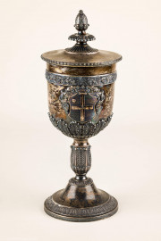 Städtisches Museum Bruchsal - Schloss Bruchsal - Hauptbau / Corps de Logis - Bereich Badische Geschichte - Abgeordneten-Pokal aus Bruchsal von 1831; mit Widmung "Seinem edlen Abgeordneten das dankbare Bruchsal 1831" sowie mit Wappen der Stadt Bruchsal; vermutlich Zusammenhang mit Carl Joseph Anton Mittermaier und Johann Baptist Bekk, beide im Jahr 1831 Abgeordnete in der Zweiten Badischen Kammer (Höhe: ca. 30 cm; Material Silber (812,5), Nickel- und Kupferanteil; innen vergoldet; Applikationen kalt gelötet) (aufgenommen im August 2021, am Nachmittag) Städtisches Museum Bruchsal - Schloss Bruchsal - Hauptbau / Corps de Logis - Bereich Badische Geschichte - Abgeordneten-Pokal aus Bruchsal von 1831; mit Widmung "Seinem edlen Abgeordneten das dankbare Bruchsal 1831" sowie mit Wappen der Stadt Bruchsal; vermutlich Zusammenhang mit Carl Joseph Anton Mittermaier und Johann Baptist Bekk, beide im Jahr 1831 Abgeordnete in der Zweiten Badischen Kammer (Höhe: ca. 30 cm; Material Silber (812,5), Nickel- und Kupferanteil; innen vergoldet; Applikationen kalt gelötet) (aufgenommen im August 2021, am Nachmittag)