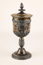 Städtisches Museum Bruchsal - Schloss Bruchsal - Hauptbau / Corps de Logis - Bereich Badische Geschichte - Abgeordneten-Pokal aus Bruchsal von 1831; mit Widmung "Seinem edlen Abgeordneten das dankbare Bruchsal 1831" sowie mit Wappen der Stadt Bruchsal; vermutlich Zusammenhang mit Carl Joseph Anton Mittermaier und Johann Baptist Bekk, beide im Jahr 1831 Abgeordnete in der Zweiten Badischen Kammer (Höhe: ca. 30 cm; Material Silber (812,5), Nickel- und Kupferanteil; innen vergoldet; Applikationen kalt gelötet) (aufgenommen im August 2021, am Nachmittag)