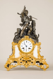 Städtisches Museum Bruchsal - Schloss Bruchsal - Hauptbau / Corps de Logis - Uhrensammlung - Bronze-Uhr, aus dem Nachlass "Emil Diemer"; Geschenk von Sophie Wilhelmine von Schleswig-Holstein-Gottorf (Großherzogin von Baden, Enkelin von Amalie von Hessen-Darmstadt) an Fräulein Diemer im Jahr 1854; Weitergabe der Uhr im Jahr 1962 an das Stadtmuseum durch Emil Diemer (Oberpostinspektor)  (Höhe: 42 cm, Breite: 28 cm; Inv.Nr. 62.97) (aufgenommen im August 2021, am frühen Nachmittag)