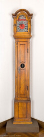 Städtisches Museum Bruchsal - Schloss Bruchsal - Hauptbau / Corps de Logis - Südlicher Raum, Bereich Münzen und Medaillen - Standuhr, um 1750 (Uhrmacher: Johann Könner 1724-1793, ab 1756 Hofuhrmacher; dreiteiliges Holzgehäuse in Nußbaum; doppeltes Schlagwerk für die Viertelstunden und die vollen Stunden; Signatur auf dem  Zifferblatt: "I. Könner Bruchsal") (aufgenommen im August 2021, am Nachmittag)
