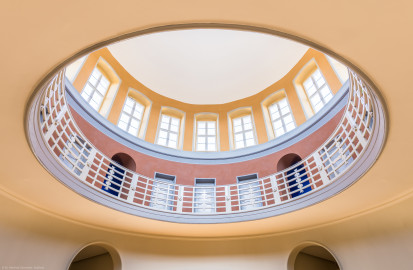 Waghäusel - Eremitage - Hauptbau - Von Innen - Erstes Obergeschoss - Rotunde - Von unten - Blick nach oben in die Rotunde (aufgenommen im September 2021, um die Mittagszeit) Waghäusel - Eremitage - Hauptbau - Von Innen - Erstes Obergeschoss - Rotunde - Von unten - Blick nach oben in die Rotunde (aufgenommen im September 2021, um die Mittagszeit)