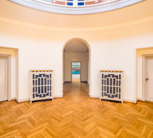 Waghäusel - Eremitage - Hauptbau - Von Innen - Erstes Obergeschoss - Rotunde - Blick vom Zentrum der Rotunde in Richtung des Museumsraums "Zuckerfabrik Waghäusel" (aufgenommen im September 2021, am frühen Nachmittag)