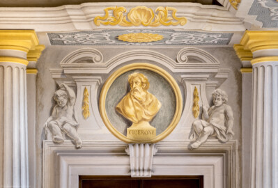 Schloss Bruchsal - Hauptbau / Corps de Logis - Erdgeschoss - Eingangshalle / Intrada - Nordöstliche Tür - Blick auf die Türbekrönung mit dem Medaillon des Philosophen Ciceros (Malereien ursprünglich von Giovanni Francesco Marchini, restauriert von Hermenegild Peiker) (aufgenommen im September 2021, am Vormittag) Schloss Bruchsal - Hauptbau / Corps de Logis - Erdgeschoss - Eingangshalle / Intrada - Nordöstliche Tür - Blick auf die Türbekrönung mit dem Medaillon des Philosophen Ciceros (Malereien ursprünglich von Giovanni Francesco Marchini, restauriert von Hermenegild Peiker) (aufgenommen im September 2021, am Vormittag)