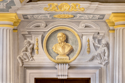 Schloss Bruchsal - Hauptbau / Corps de Logis - Erdgeschoss - Eingangshalle / Intrada - Südöstliche Tür - Blick auf die Türbekrönung mit dem Medaillon des Philosophen Diogenes (Malereien ursprünglich von Giovanni Francesco Marchini, restauriert von Hermenegild Peiker) (aufgenommen im September 2021, am Vormittag) Schloss Bruchsal - Hauptbau / Corps de Logis - Erdgeschoss - Eingangshalle / Intrada - Südöstliche Tür - Blick auf die Türbekrönung mit dem Medaillon des Philosophen Diogenes (Malereien ursprünglich von Giovanni Francesco Marchini, restauriert von Hermenegild Peiker) (aufgenommen im September 2021, am Vormittag)