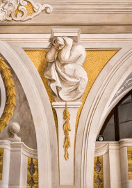 Schloss Bruchsal - Hauptbau / Corps de Logis - Erdgeschoss - Eingangshalle / Intrada - Nordseite - Blick auf die westliche (linke) Herme (Malerei ursprünglich von Giovanni Francesco Marchini, restauriert von Hermenegild Peiker) (aufgenommen im September 2021, am späten Vormittag) Schloss Bruchsal - Hauptbau / Corps de Logis - Erdgeschoss - Eingangshalle / Intrada - Nordseite - Blick auf die westliche (linke) Herme (Malerei ursprünglich von Giovanni Francesco Marchini, restauriert von Hermenegild Peiker) (aufgenommen im September 2021, am späten Vormittag)