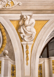 Schloss Bruchsal - Hauptbau / Corps de Logis - Erdgeschoss - Eingangshalle / Intrada - Nordseite - Blick auf die westliche (linke) Herme (Malerei ursprünglich von Giovanni Francesco Marchini, restauriert von Hermenegild Peiker) (aufgenommen im September 2021, am späten Vormittag) Schloss Bruchsal - Hauptbau / Corps de Logis - Erdgeschoss - Eingangshalle / Intrada - Nordseite - Blick auf die westliche (linke) Herme (Malerei ursprünglich von Giovanni Francesco Marchini, restauriert von Hermenegild Peiker) (aufgenommen im September 2021, am späten Vormittag)