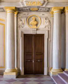 Schloss Bruchsal - Hauptbau / Corps de Logis - Erdgeschoss - Eingangshalle / Intrada - Südwestliche Tür - Blick auf die Tür, die Säulen, das Gesims und die Türbekrönung mit dem Medaillon des Philosophen Seneca (Malereien ursprünglich von Giovanni Francesco Marchini, restauriert von Hermenegild Peiker) (aufgenommen im September 2021, am Nachmittag) Schloss Bruchsal - Hauptbau / Corps de Logis - Erdgeschoss - Eingangshalle / Intrada - Südwestliche Tür - Blick auf die Tür, die Säulen, das Gesims und die Türbekrönung mit dem Medaillon des Philosophen Seneca (Malereien ursprünglich von Giovanni Francesco Marchini, restauriert von Hermenegild Peiker) (aufgenommen im September 2021, am Nachmittag)