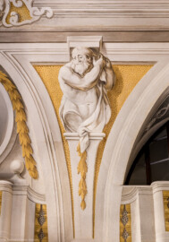 Schloss Bruchsal - Hauptbau / Corps de Logis - Erdgeschoss - Eingangshalle / Intrada - Südseite - Blick auf die östliche (linke) Herme (Malerei ursprünglich von Giovanni Francesco Marchini, restauriert von Hermenegild Peiker) (aufgenommen im September 2021, am frühen Nachmittag) Schloss Bruchsal - Hauptbau / Corps de Logis - Erdgeschoss - Eingangshalle / Intrada - Südseite - Blick auf die östliche (linke) Herme (Malerei ursprünglich von Giovanni Francesco Marchini, restauriert von Hermenegild Peiker) (aufgenommen im September 2021, am frühen Nachmittag)