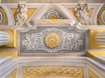 Schloss Bruchsal - Hauptbau / Corps de Logis - Erdgeschoss - Eingangshalle / Intrada - Nordseite, Mitte - Blick vom Boden zwischen den mittleren Säulen nach oben auf die Unterseite des Gesimses, auf Ornamente und die Hermen (Im Bild unten befindet sich die Nordwand, im Bild oben der Raum; Malereien ursprünglich von Giovanni Francesco Marchini, restauriert von Hermenegild Peiker) (aufgenommen im September 2021, am frühen Nachmittag) Schloss Bruchsal - Hauptbau / Corps de Logis - Erdgeschoss - Eingangshalle / Intrada - Nordseite, Mitte - Blick vom Boden zwischen den mittleren Säulen nach oben auf die Unterseite des Gesimses, auf Ornamente und die Hermen (Im Bild unten befindet sich die Nordwand, im Bild oben der Raum; Malereien ursprünglich von Giovanni Francesco Marchini, restauriert von Hermenegild Peiker) (aufgenommen im September 2021, am frühen Nachmittag)