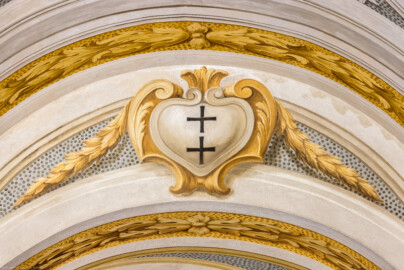 Schloss Bruchsal - Hauptbau / Corps de Logis - Erdgeschoss - Eingangshalle / Intrada - Westseite / Nördlicher Treppenaufgang - Kartusche mit dem doppelten Deutschordenskreuz für die beiden Ordensballeien Altenbiesen und Hessen (Malerei ursprünglich von Giovanni Francesco Marchini, restauriert von Hermenegild Peiker) (aufgenommen im September 2021, am frühen Nachmittag) Schloss Bruchsal - Hauptbau / Corps de Logis - Erdgeschoss - Eingangshalle / Intrada - Westseite / Nördlicher Treppenaufgang - Kartusche mit dem doppelten Deutschordenskreuz für die beiden Ordensballeien Altenbiesen und Hessen (Malerei ursprünglich von Giovanni Francesco Marchini, restauriert von Hermenegild Peiker) (aufgenommen im September 2021, am frühen Nachmittag)