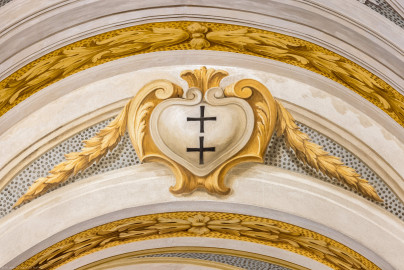 Schloss Bruchsal - Hauptbau / Corps de Logis - Erdgeschoss - Eingangshalle / Intrada - Westseite / Nördlicher Treppenaufgang - Kartusche mit dem doppelten Deutschordenskreuz für die beiden Ordensballeien Altenbiesen und Hessen (Malerei ursprünglich von Giovanni Francesco Marchini, restauriert von Hermenegild Peiker) (aufgenommen im September 2021, am frühen Nachmittag) Schloss Bruchsal - Hauptbau / Corps de Logis - Erdgeschoss - Eingangshalle / Intrada - Westseite / Nördlicher Treppenaufgang - Kartusche mit dem doppelten Deutschordenskreuz für die beiden Ordensballeien Altenbiesen und Hessen (Malerei ursprünglich von Giovanni Francesco Marchini, restauriert von Hermenegild Peiker) (aufgenommen im September 2021, am frühen Nachmittag)