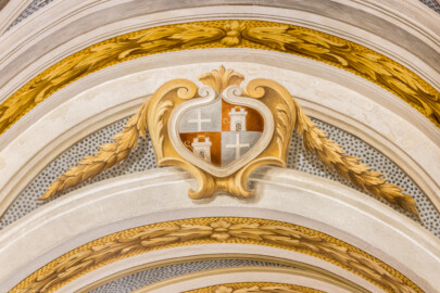 Schloss Bruchsal - Hauptbau / Corps de Logis - Erdgeschoss - Eingangshalle / Intrada - Westseite / Südlicher Treppenaufgang - Viergeteilte Kartusche mit dem Wappen des Bistums Speyer und der Fürstprobstei Weißenburg (Malerei ursprünglich von Giovanni Francesco Marchini, restauriert von Hermenegild Peiker) (aufgenommen im September 2021, am Nachmittag) Schloss Bruchsal - Hauptbau / Corps de Logis - Erdgeschoss - Eingangshalle / Intrada - Westseite / Südlicher Treppenaufgang - Viergeteilte Kartusche mit dem Wappen des Bistums Speyer und der Fürstprobstei Weißenburg (Malerei ursprünglich von Giovanni Francesco Marchini, restauriert von Hermenegild Peiker) (aufgenommen im September 2021, am Nachmittag)