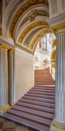 Schloss Bruchsal - Hauptbau / Corps de Logis - Erdgeschoss - Eingangshalle / Intrada / Treppenhaus - Blick auf den südlichen Aufgang des Treppenhauses (Treppenhaus entworfen von Balthasar Neumann; Malereien ursprünglich von Giovanni Francesco Marchini, restauriert von Hermenegild Peiker) (aufgenommen im September 2021, am Nachmittag) Schloss Bruchsal - Hauptbau / Corps de Logis - Erdgeschoss - Eingangshalle / Intrada / Treppenhaus - Blick auf den südlichen Aufgang des Treppenhauses (Treppenhaus entworfen von Balthasar Neumann; Malereien ursprünglich von Giovanni Francesco Marchini, restauriert von Hermenegild Peiker) (aufgenommen im September 2021, am Nachmittag)