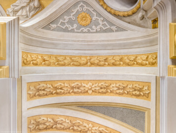 Schloss Bruchsal - Hauptbau / Corps de Logis - Erdgeschoss - Eingangshalle / Intrada - Nordlicher Treppenantritt - Blick von der zweiten Treppenstufe senkrecht nach oben auf die Bögen der Intrada und der Haupttreppe (unterhalb der Bildmitte befindet befindet sich die Haupttreppe, oberhalb die Intrada, rechts die Nordwand; Malereien ursprünglich von Giovanni Francesco Marchini, restauriert von Hermenegild Peiker) (aufgenommen im September 2021, am Nachmittag) Schloss Bruchsal - Hauptbau / Corps de Logis - Erdgeschoss - Eingangshalle / Intrada - Nordlicher Treppenantritt - Blick von der zweiten Treppenstufe senkrecht nach oben auf die Bögen der Intrada und der Haupttreppe (unterhalb der Bildmitte befindet befindet sich die Haupttreppe, oberhalb die Intrada, rechts die Nordwand; Malereien ursprünglich von Giovanni Francesco Marchini, restauriert von Hermenegild Peiker) (aufgenommen im September 2021, am Nachmittag)