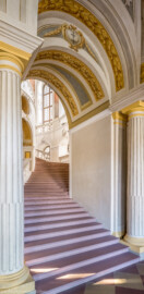 Schloss Bruchsal - Hauptbau / Corps de Logis - Erdgeschoss - Eingangshalle / Intrada / Treppenhaus - Blick auf den nördlichen Aufgang des Treppenhauses (Treppenhaus entworfen von Balthasar Neumann; Malereien ursprünglich von Giovanni Francesco Marchini, restauriert von Hermenegild Peiker) (aufgenommen im September 2021, am Nachmittag) Schloss Bruchsal - Hauptbau / Corps de Logis - Erdgeschoss - Eingangshalle / Intrada / Treppenhaus - Blick auf den nördlichen Aufgang des Treppenhauses (Treppenhaus entworfen von Balthasar Neumann; Malereien ursprünglich von Giovanni Francesco Marchini, restauriert von Hermenegild Peiker) (aufgenommen im September 2021, am Nachmittag)